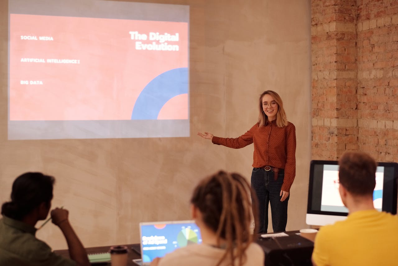 Professora apresenta tema sobre inteligência artificial e evolução digital para estudantes universitários em sala de aula, destacando o impacto da IA na educação.